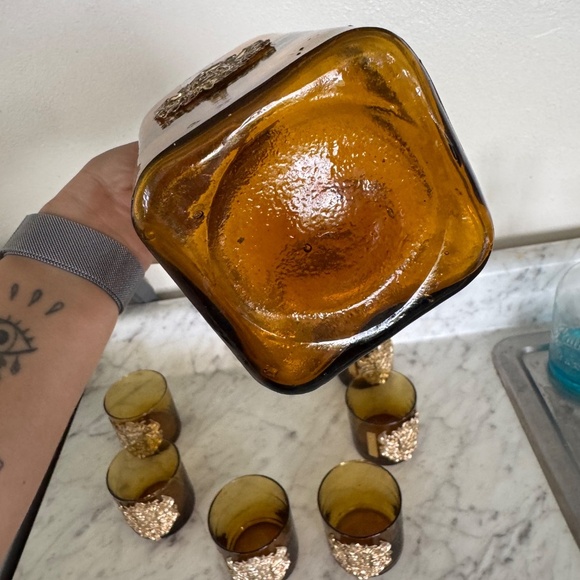 Vintage Amber Glass Bar Set | Decanter & 6 Glasses | Royal Crest Design - Picture 7 of 8